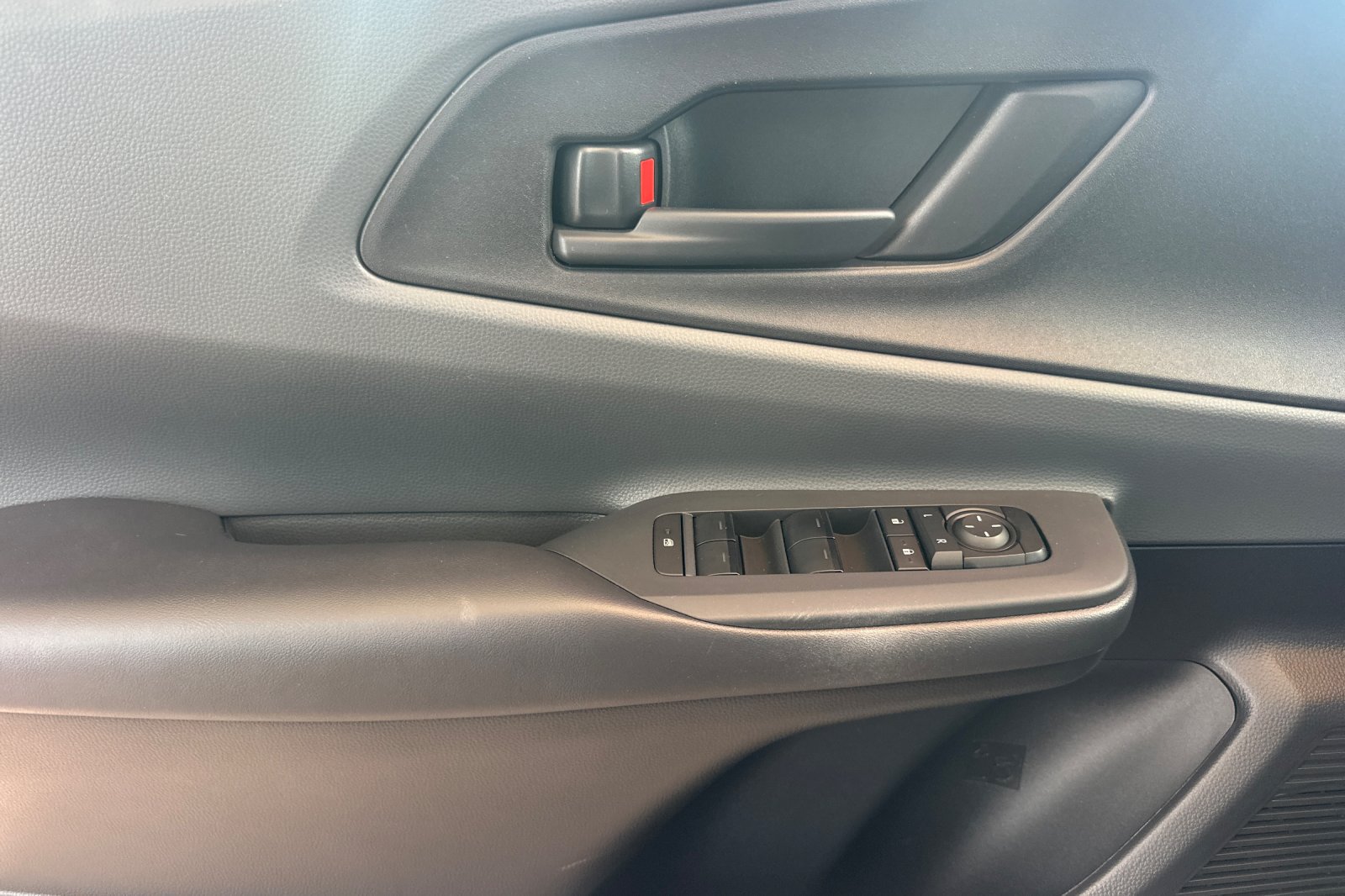 Used 2025 Toyota Prius LE FWD image 12