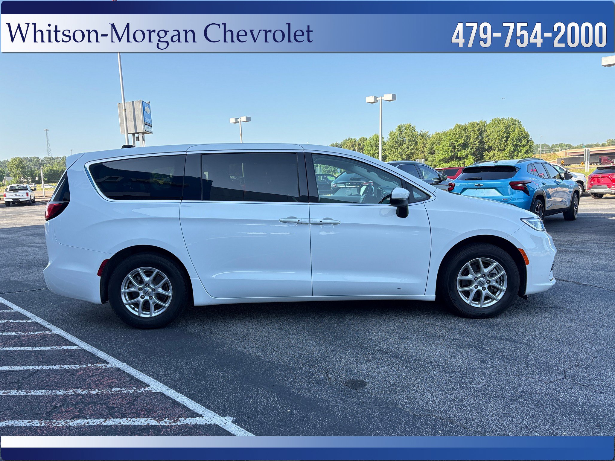 Used 2023 Chrysler Pacifica Touring-L FWD image 5