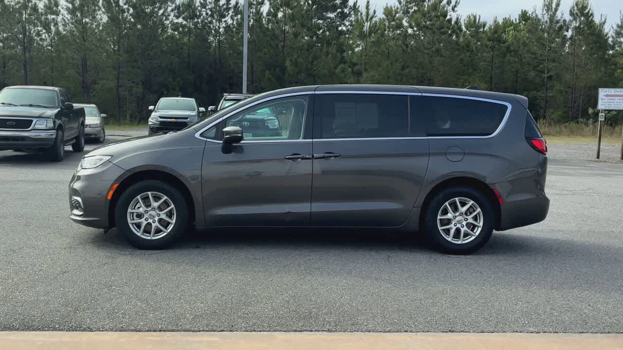 Used 2023 Chrysler Pacifica Touring-L FWD image 5