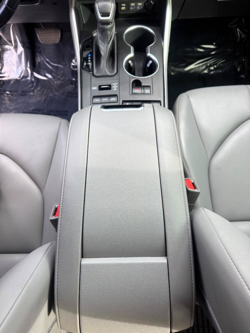 Used 2022 Toyota Highlander XLE AWD/4WD image 16