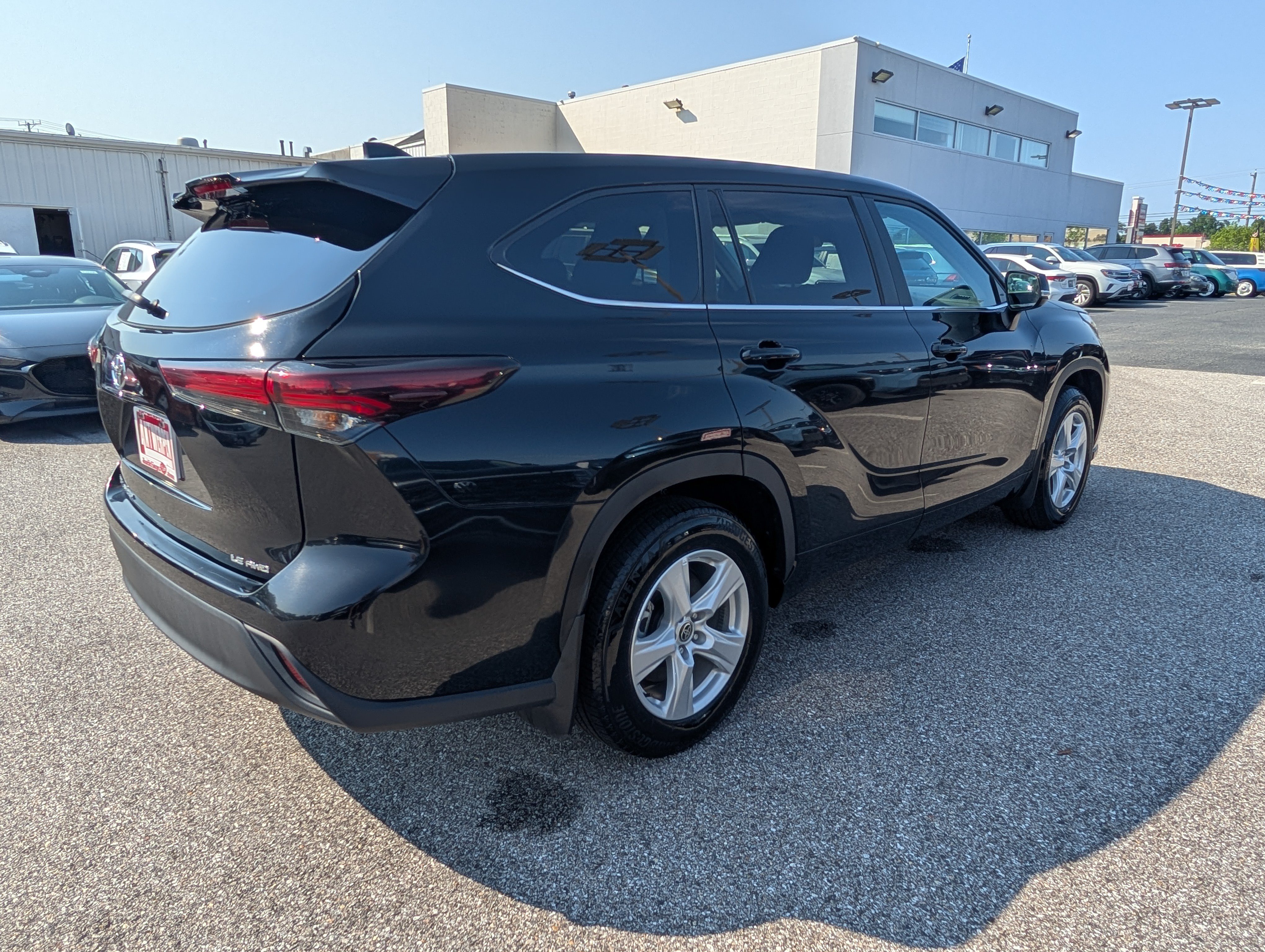 Used 2025 Toyota Highlander LE AWD/4WD image 3