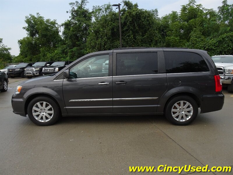 Used 2016 Chrysler Town & Country Touring FWD image 6