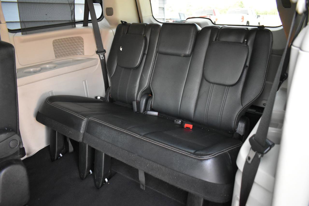 Used 2014 Chrysler Town & Country Touring-L w/ Driver Convenience Group FWD image 27