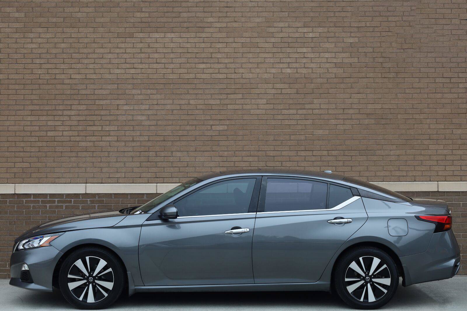 Used 2021 Nissan Altima 2.5 SV w/ SV Premium Package FWD image 2