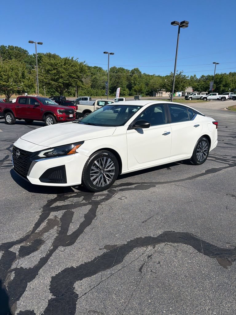 Used 2025 Nissan Altima 2.5 SV FWD image 2