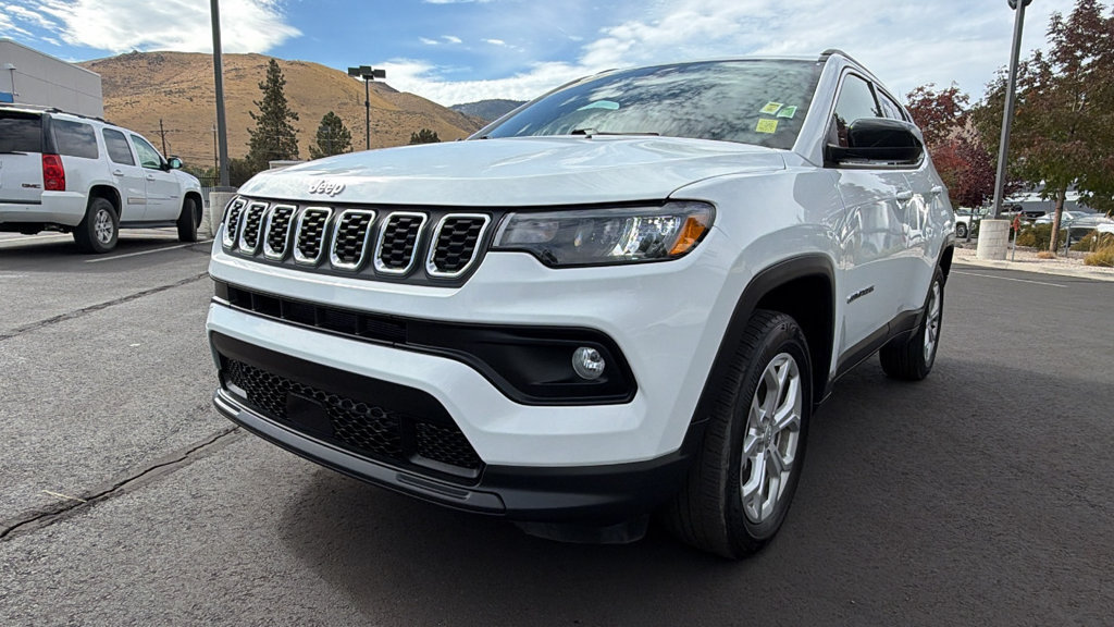 Used 2024 Jeep Compass Latitude AWD/4WD image 7