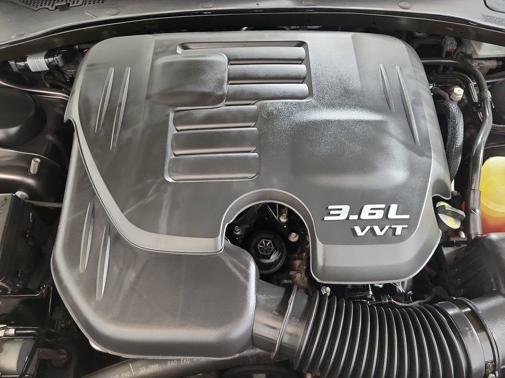 Used 2018 Chrysler 300 Touring RWD image 10