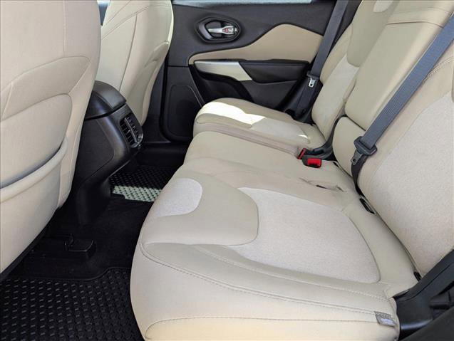 Used 2018 Jeep Cherokee Latitude w/ Cold Weather Group AWD/4WD image 18