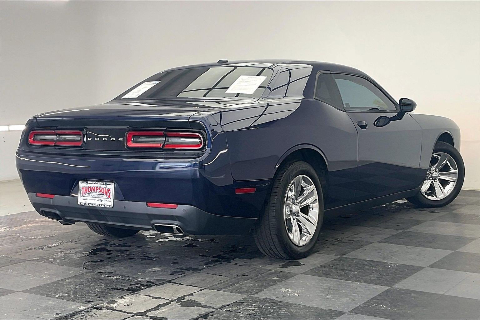 Used 2015 Dodge Challenger SXT w/ Driver Convenience Group RWD image 13
