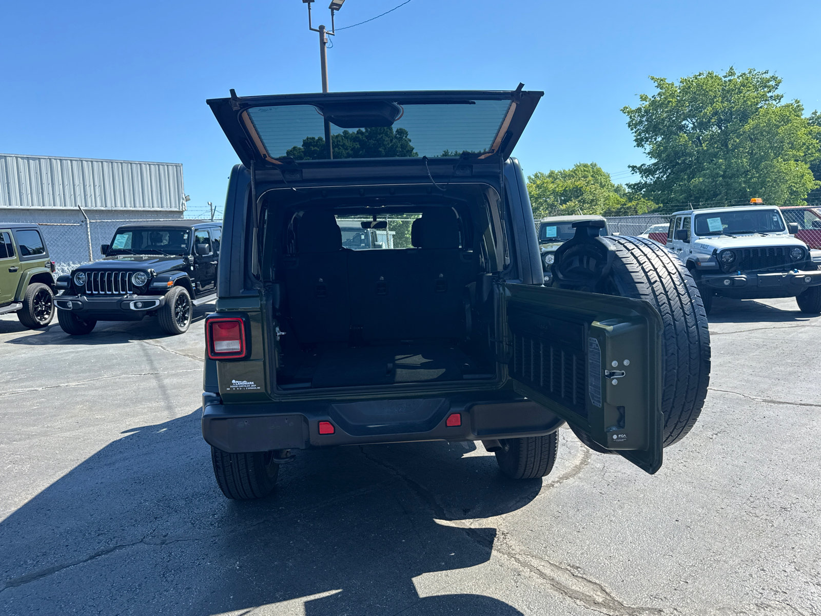 Used 2023 Jeep Wrangler Unlimited Sahara AWD/4WD image 18