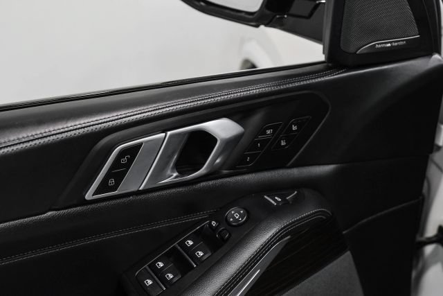 Used 2020 BMW X5 M50i AWD/4WD image 40
