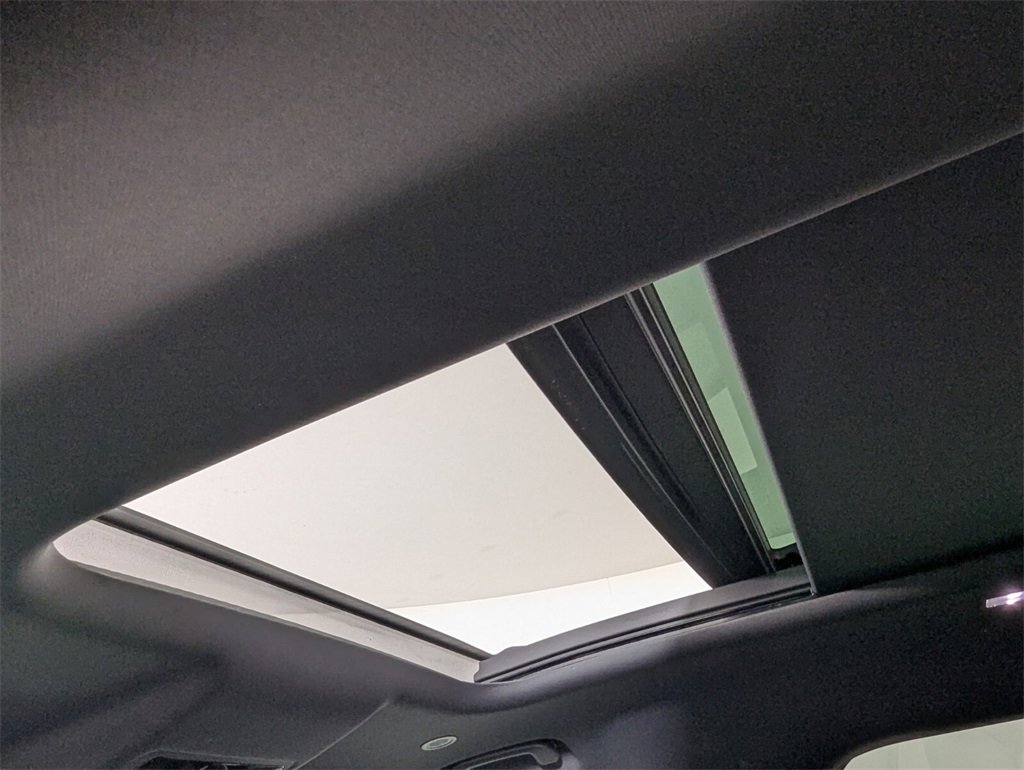 Used 2025 Land Rover Defender 110 S image 23