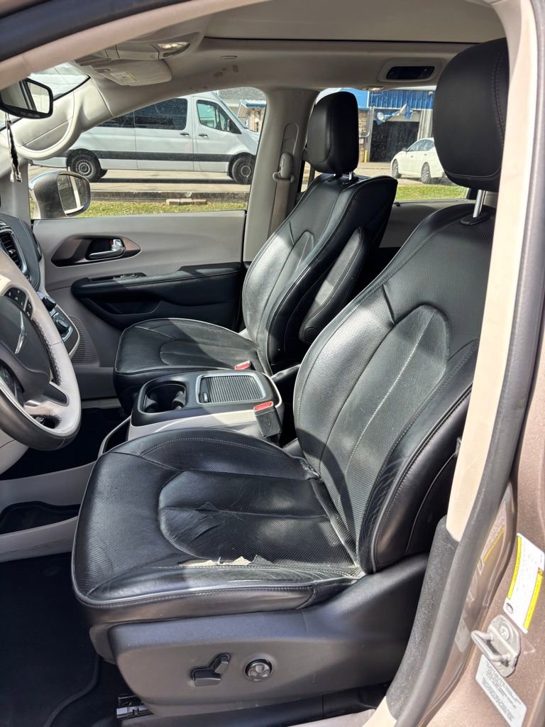 Used 2017 Chrysler Pacifica Limited image 7