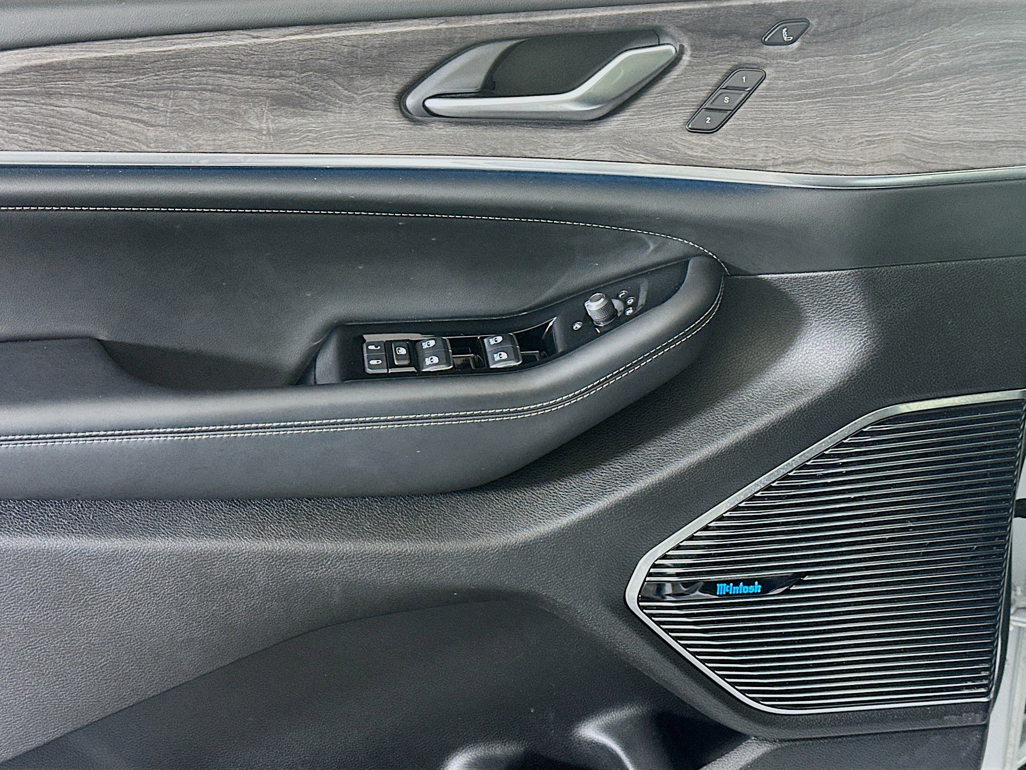 Used 2023 Jeep Grand Cherokee Overland w/ Advanced Protech Group III image 15