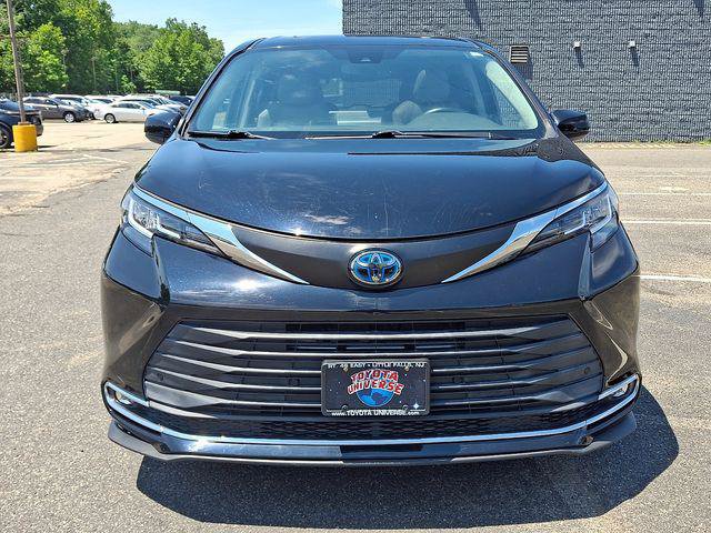 Certified 2021 Toyota Sienna XLE AWD/4WD image 2