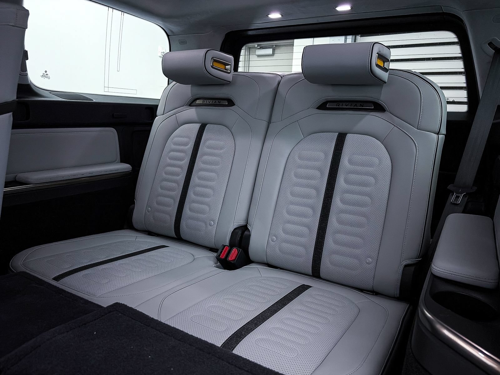 Used 2024 Rivian R1S Adventure AWD/4WD image 38