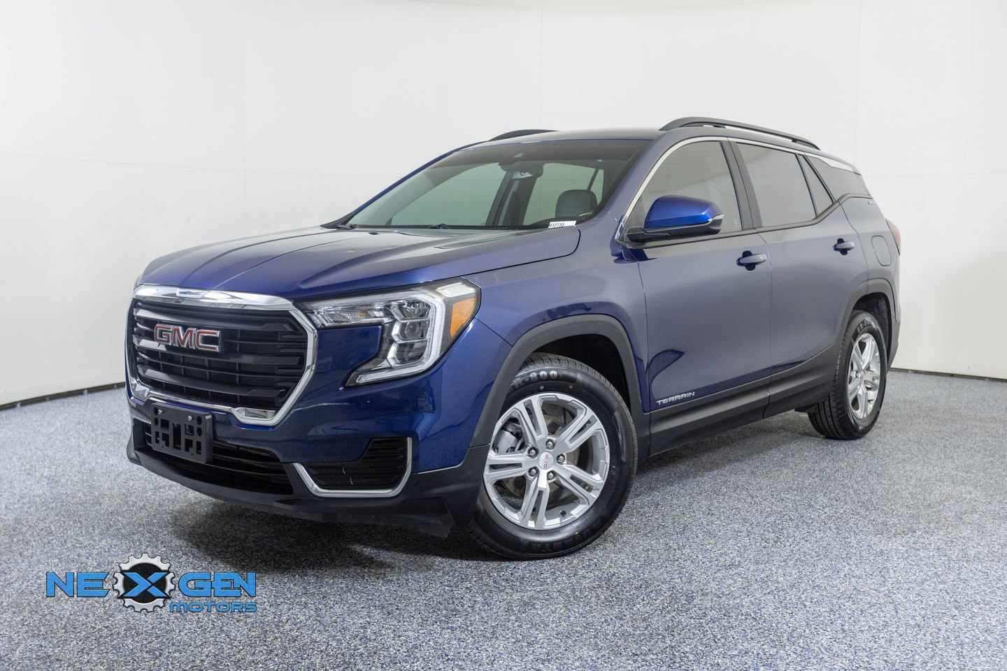Used 2022 GMC Terrain SLE w/ Driver Convenience Package image 3