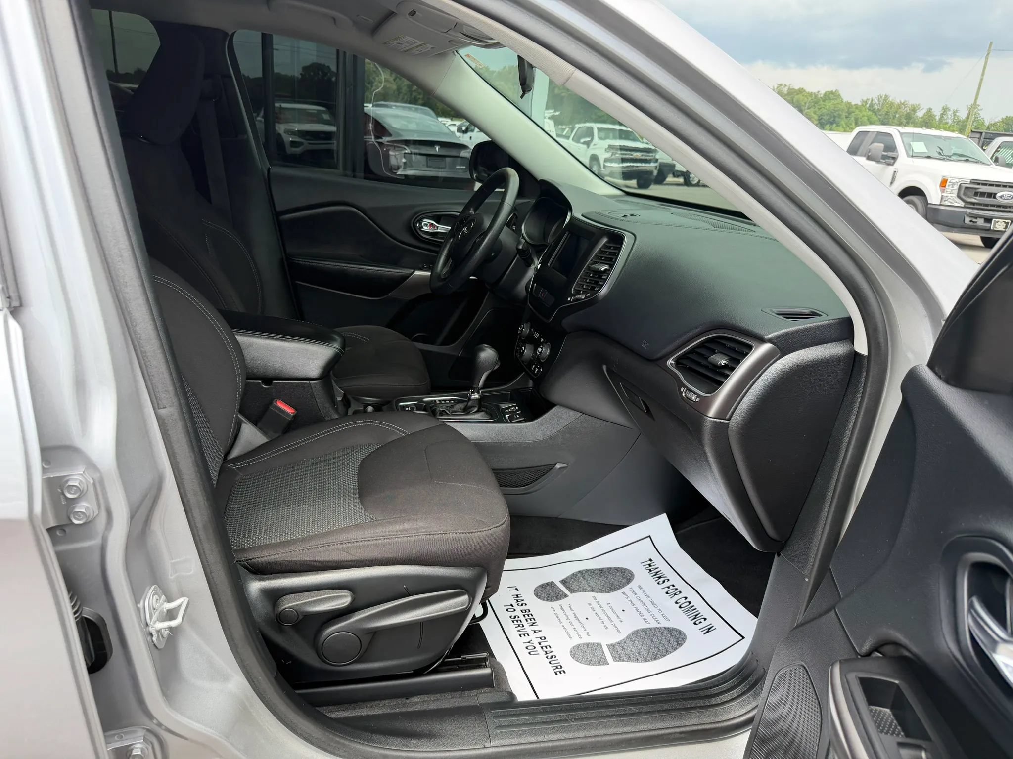 Used 2019 Jeep Cherokee Latitude w/ Popular Appearance Group FWD image 11