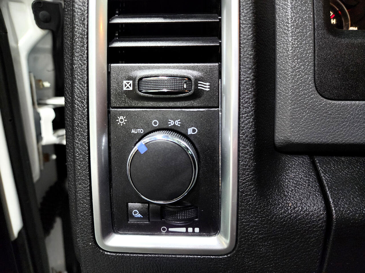 Used 2013 RAM 1500 Classic SLT w/ Premium Display Pkg image 32