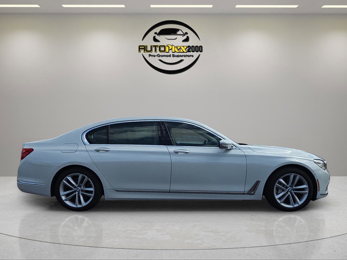 Used 2017 BMW 750i image 8