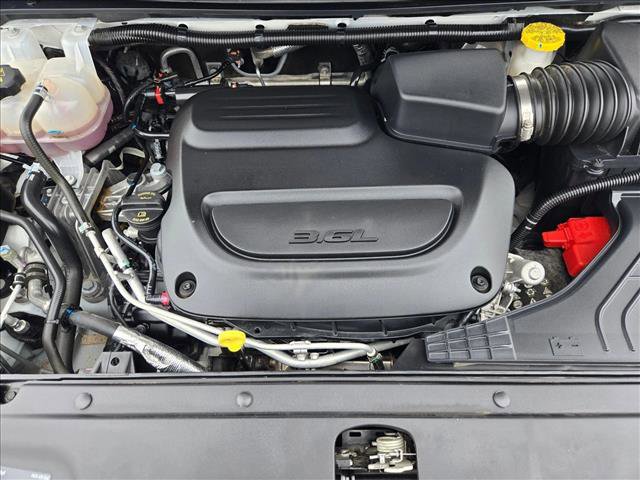 Used 2025 Chrysler Pacifica Limited image 25