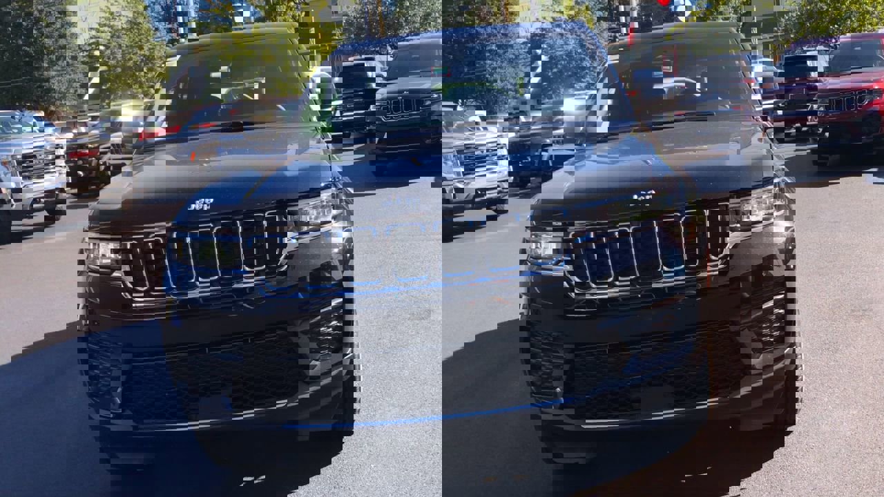 New 2025 Jeep Grand Cherokee Laredo X w/ Luxury Tech Group I image 3