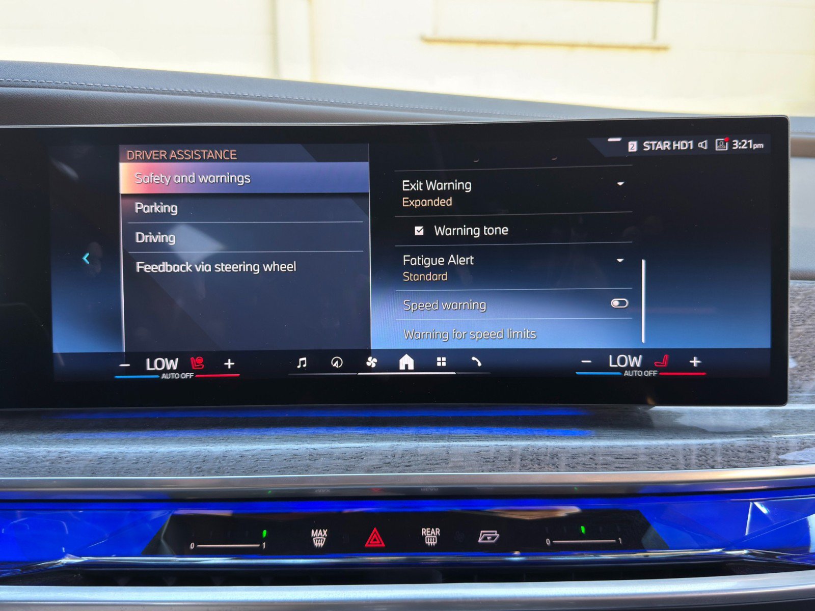 Used 2024 BMW 740i w/ Premium Package 2 RWD image 35