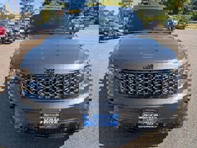 Used 2021 Jeep Grand Cherokee Laredo X image 2