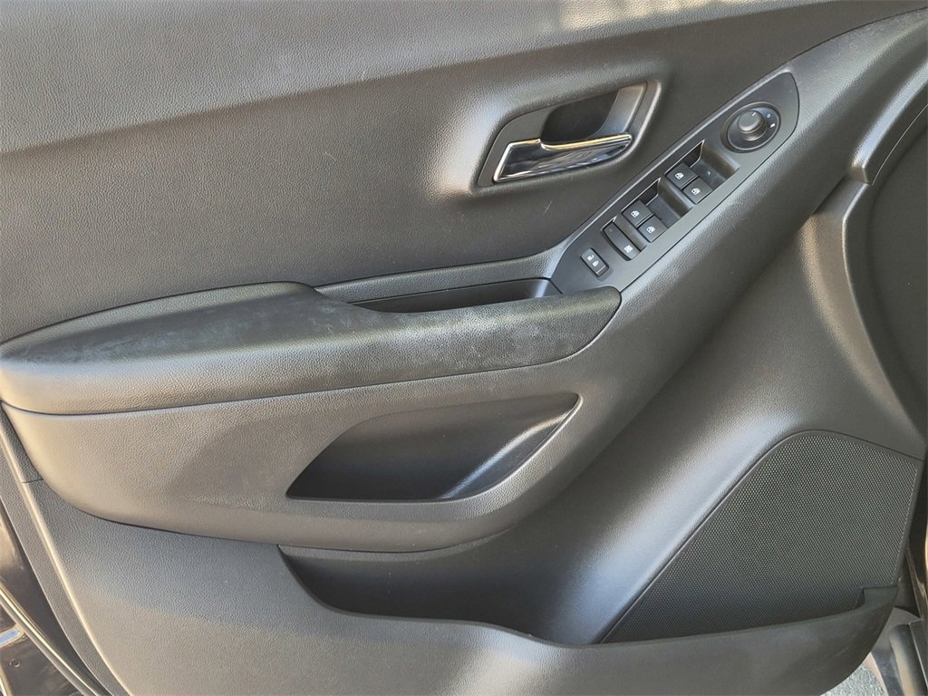 Used 2022 Chevrolet Trax LT w/ Midnight Edition image 15