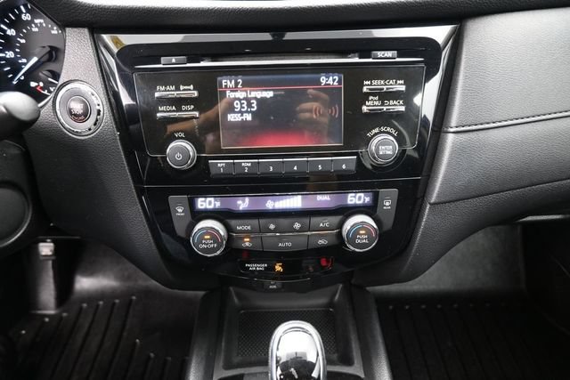 Used 2017 Nissan Rogue SV AWD/4WD image 9