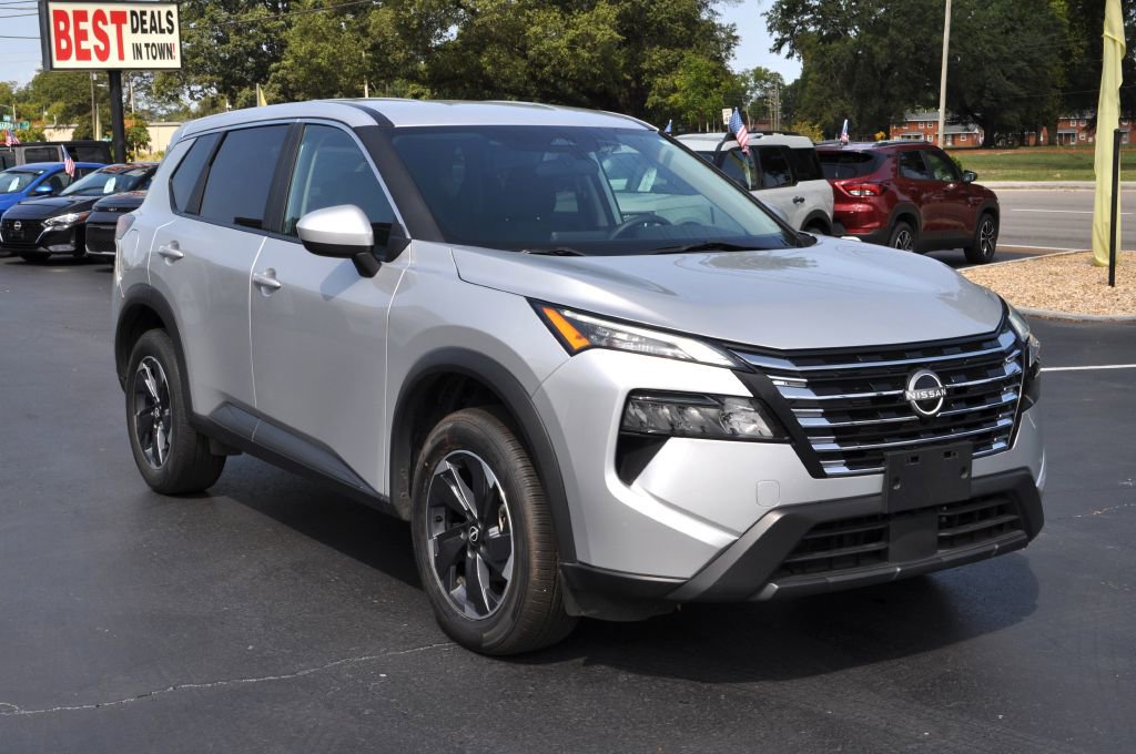 Used 2024 Nissan Rogue SV image 1
