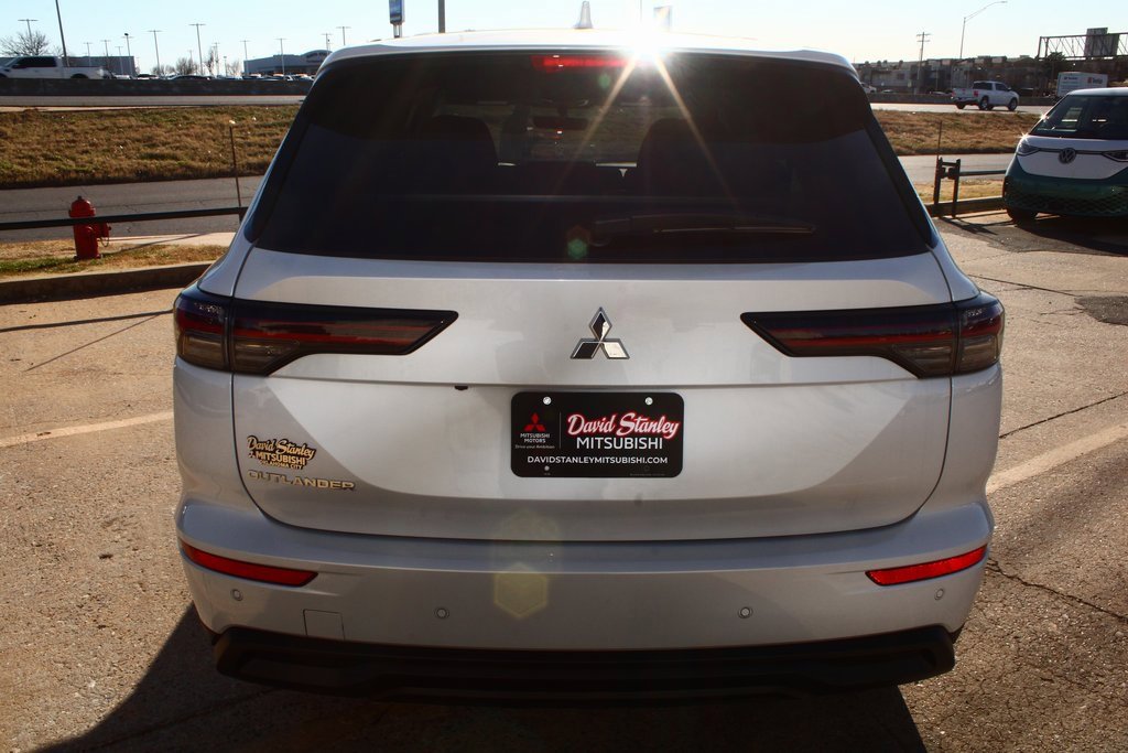 New 2026 Mitsubishi Outlander ES image 8