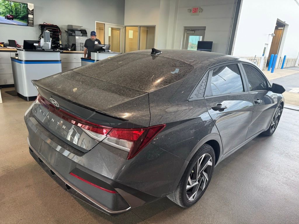 Used 2025 Hyundai Elantra Sport image 3