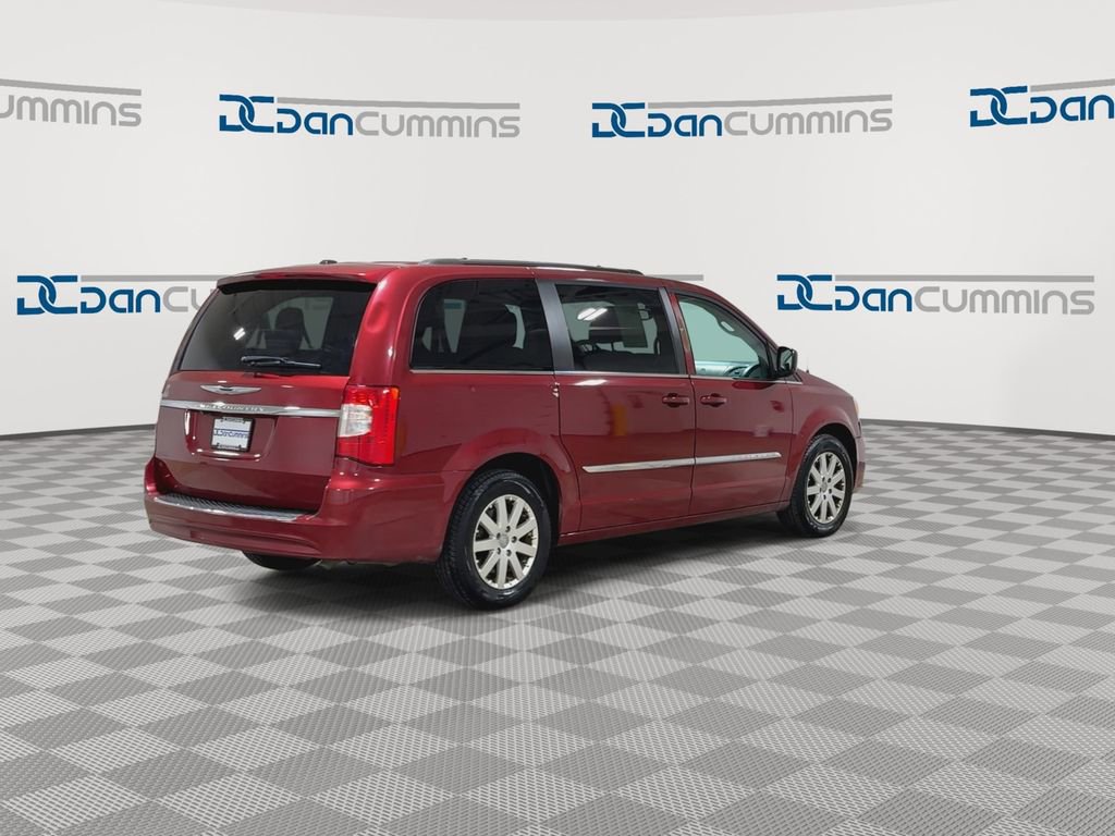 Used 2015 Chrysler Town & Country Touring image 8