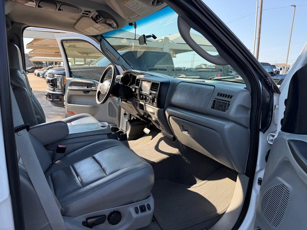 Used 2005 Ford Excursion XLT image 17