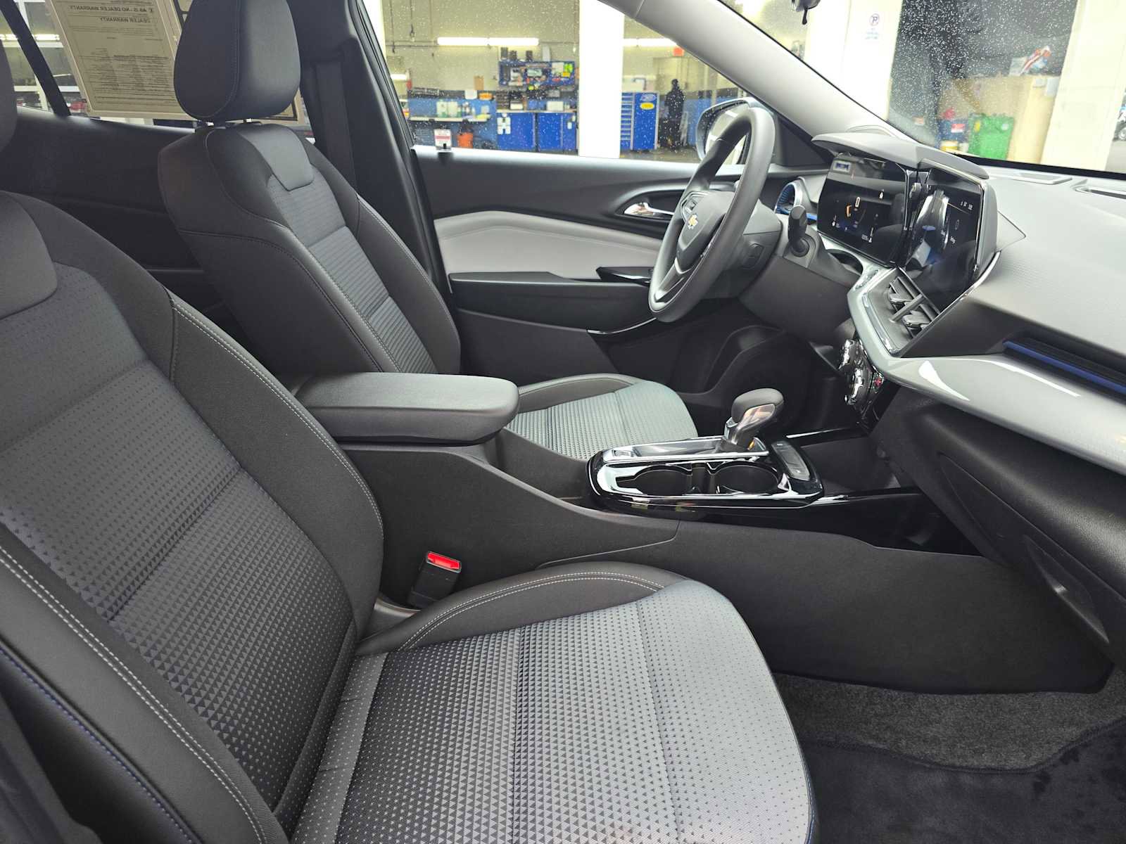 Used 2025 Chevrolet Trax LT image 10