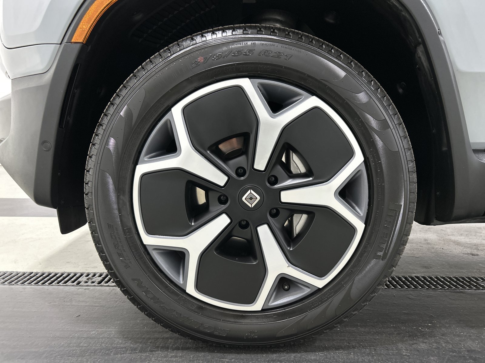 Used 2024 Rivian R1S Adventure AWD/4WD image 9