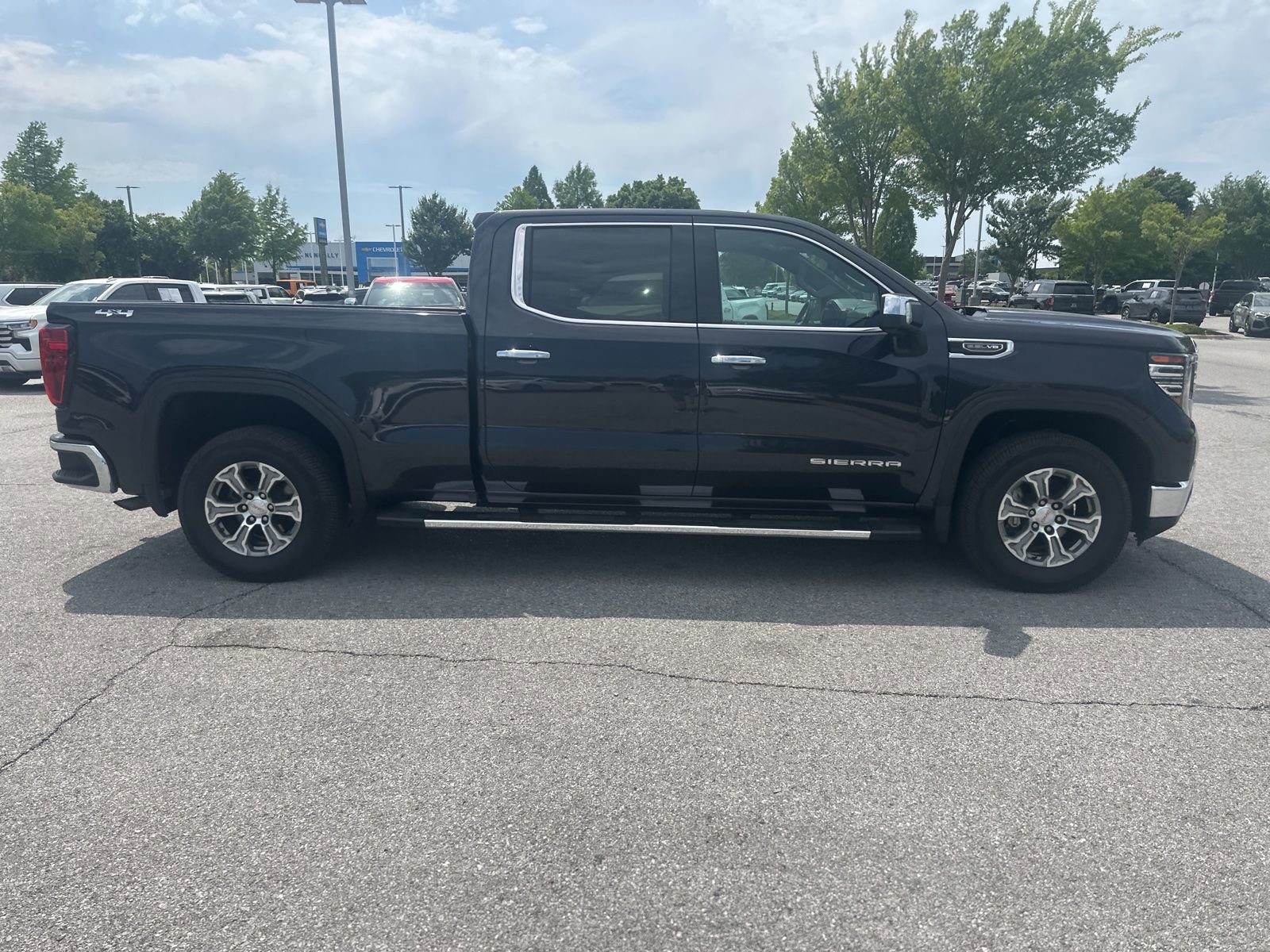 Used 2022 GMC Sierra 1500 SLT AWD/4WD image 4