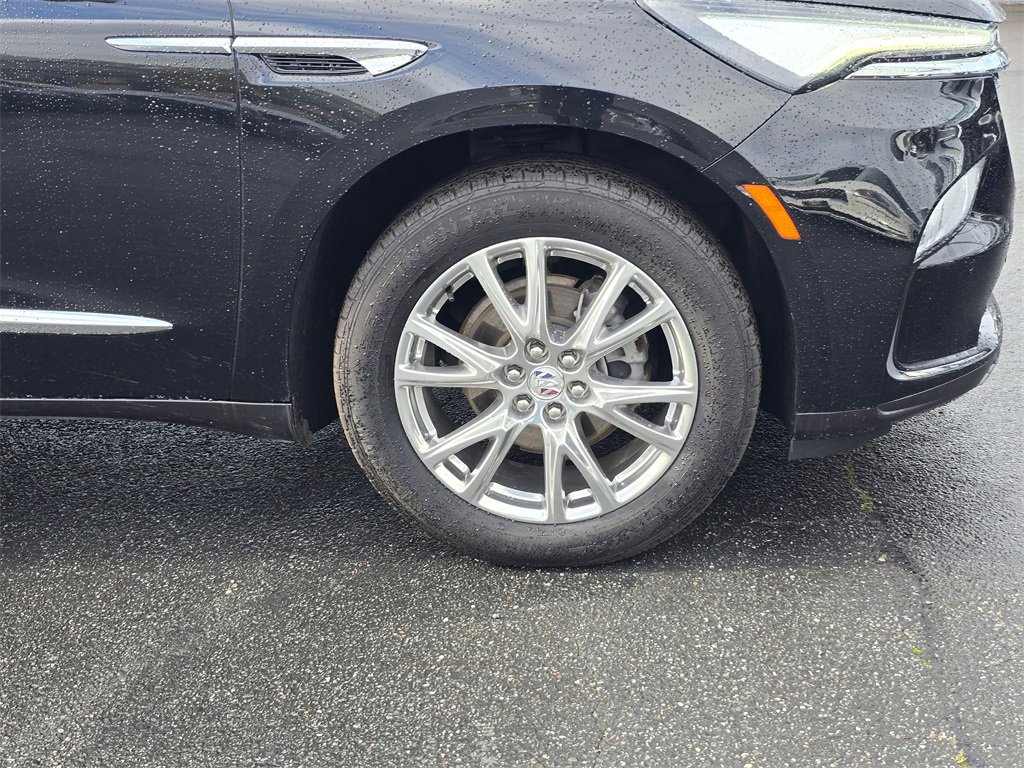 Used 2023 Buick Enclave Essence image 2