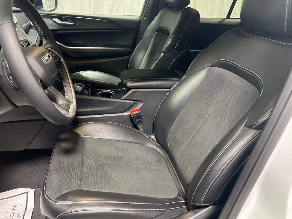 Used 2025 Jeep Grand Cherokee Altitude image 14