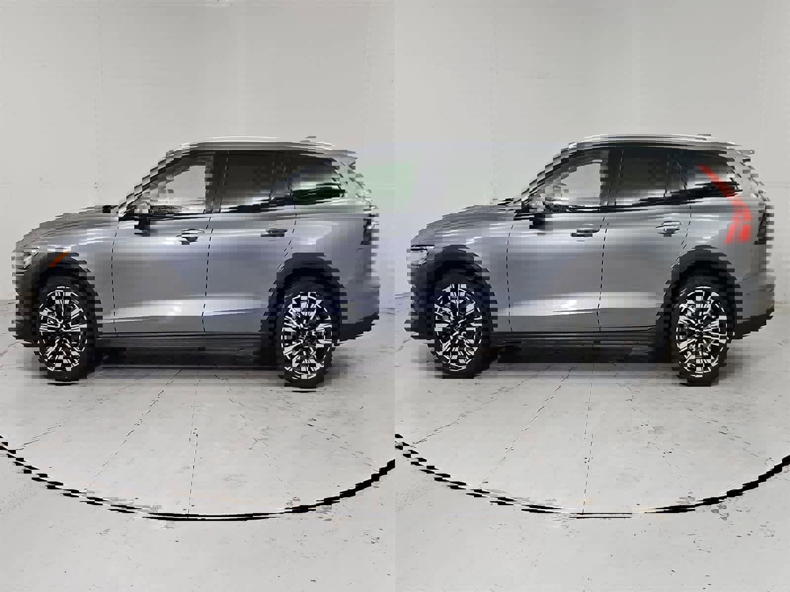 Used 2021 Volvo V60 T5 Cross Country image 3