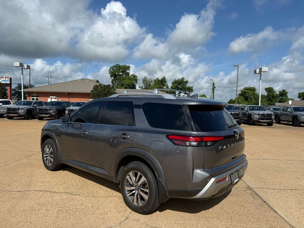 Used 2023 Nissan Pathfinder SL FWD image 3