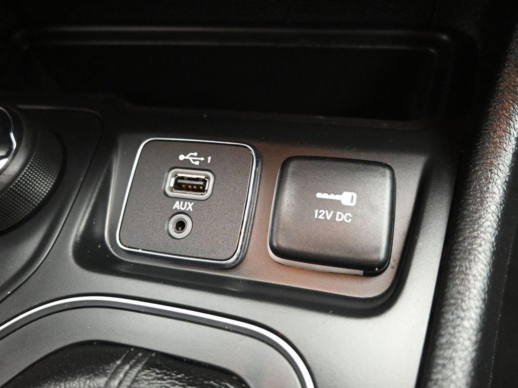 Used 2019 Jeep Cherokee Latitude w/ Popular Appearance Group AWD/4WD image 19