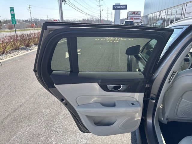 Used 2020 Volvo V60 T5 Cross Country image 16