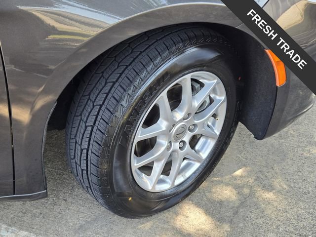 Used 2023 Chrysler Pacifica Touring-L FWD image 6