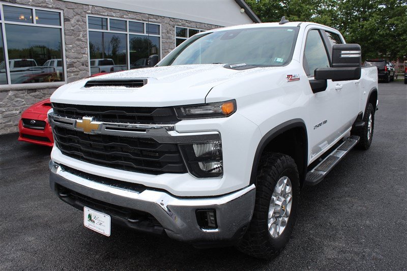 Used 2024 Chevrolet Silverado 2500 LT AWD/4WD image 2