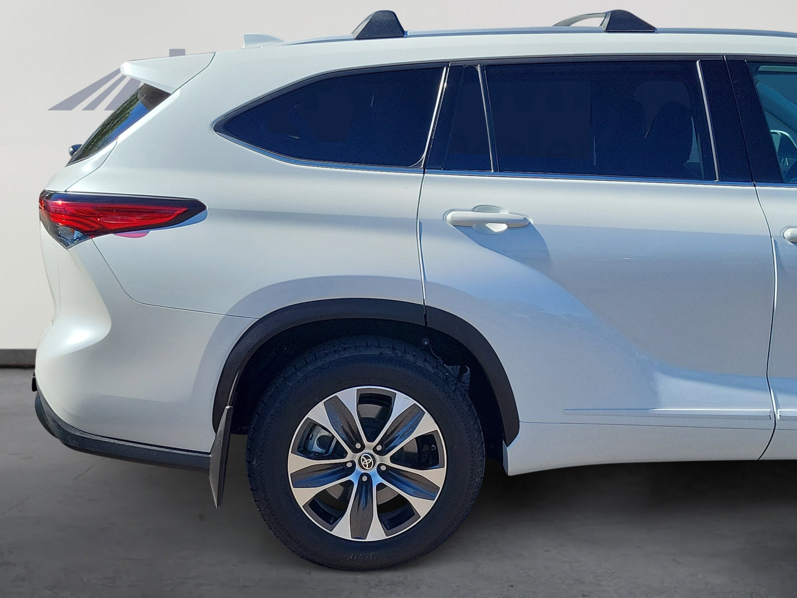 Used 2022 Toyota Highlander XLE image 6