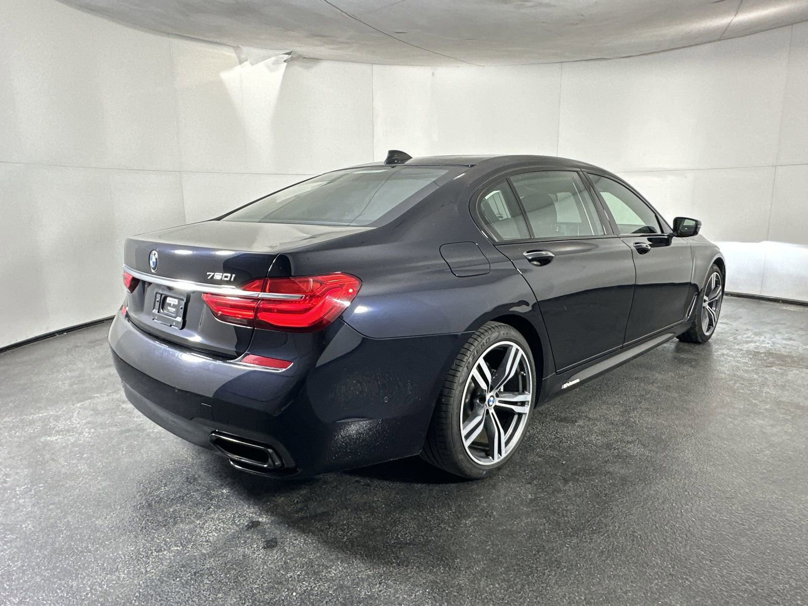 Used 2019 BMW 750i w/ Executive Package image 11