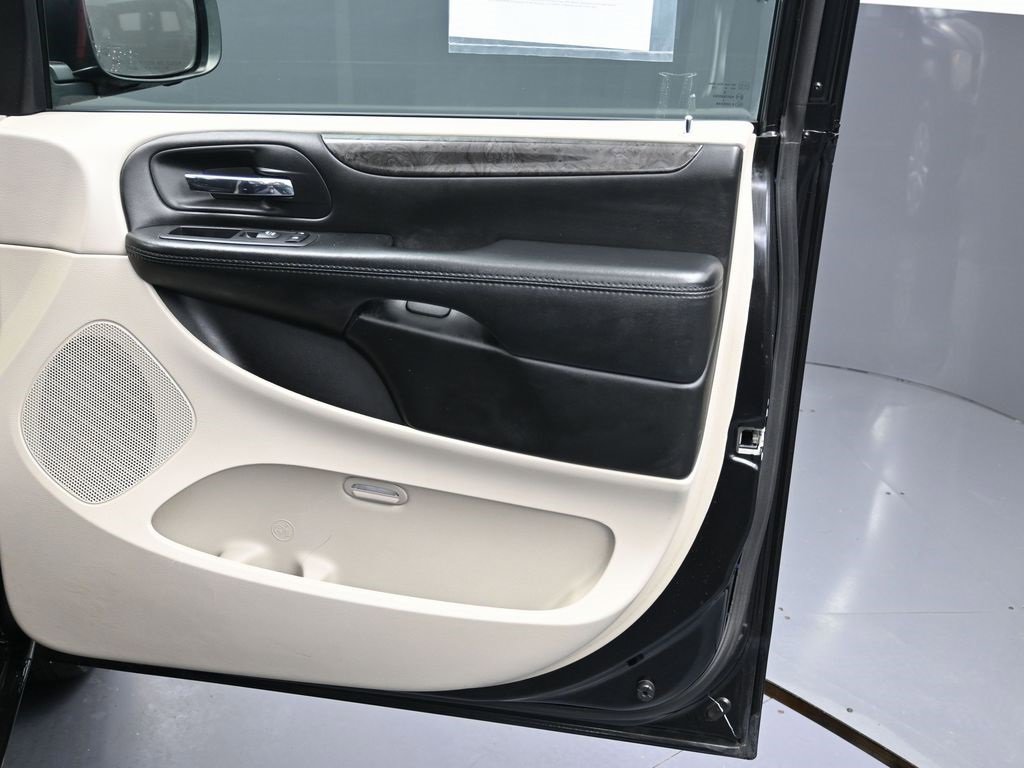 Used 2018 Dodge Grand Caravan SE w/ UConnect Hands-Free Group image 32