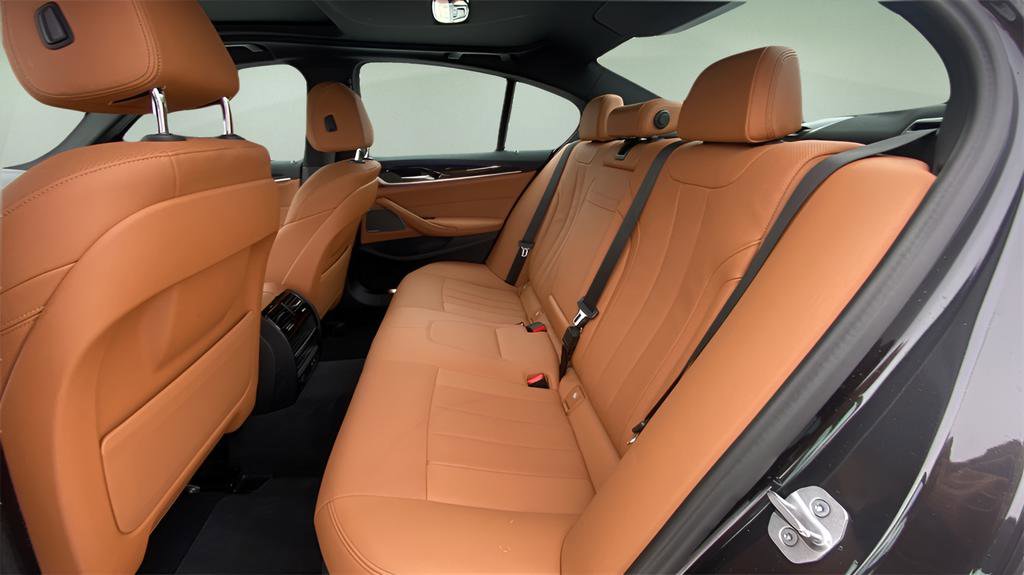 Used 2023 BMW 530i xDrive w/ Premium Package image 9
